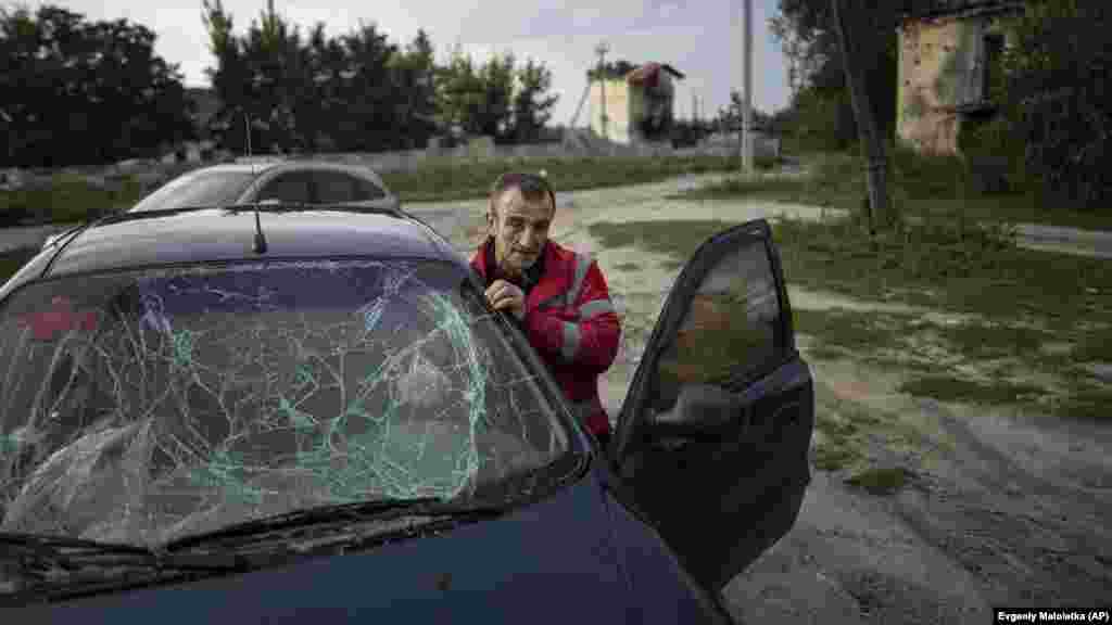 Д-р Кузнецов подготвя колата си за обратния път към къщата си, която е силно повредена от руските бомби.