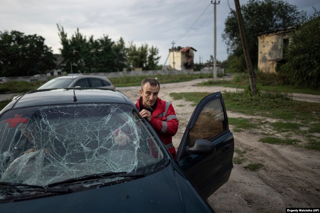Kuznetsov duke përgatitur veturën e tij për kthim në shtëpinë e tij, e cila është dëmtuar rëndë nga bombat ruse.