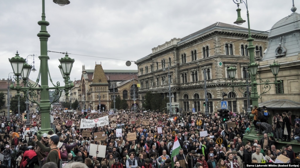 Turma në qendër të Budapestit më 23 tetor. Norma aktuale e inflacionit të Hungarisë është rreth 20 për qind. Ndërsa vlera e forintës ka rënë me 25 për qind kundrejt dollarit gjatë vitit të kaluar.