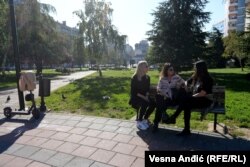 Školske drugarice Dušana Jovanovića u parku u blizini mesta gde je živeo i gde je ubijen.