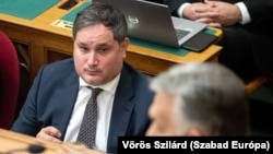Nagy Márton miniszter figyeli Orbán Viktor beszédét a Parlamentben 2022. szeptember 26-án