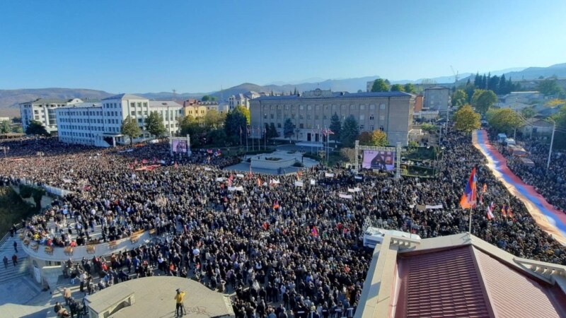 У Нагорным Карабаху дзясяткі тысяч выйшлі на мітынг за незалежнасьць