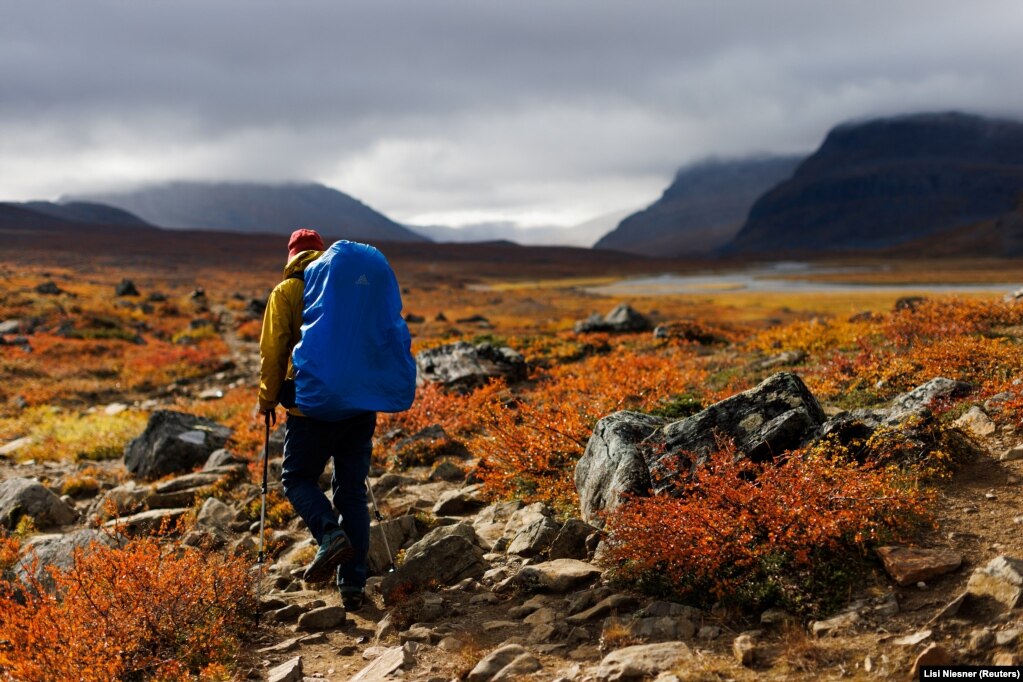 Një alpinist duke ecur nëpër Shtegun e Mbretit, gjatë vjeshtës në Lapland, afër Abiskos, në Suedi, më 12 shtator.