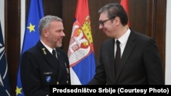 Admirali i NATO-s, Rob Bauer, dhe presidenti i Serbisë, Aleksandar Vuçiq, gjatë takimit në Beograd. 