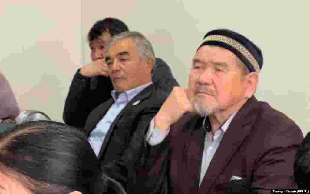 Активисты Каиргали Арыстангалиев (в центре) и Омирсерик Оразалин (справа) присутствуют в зале суда и наблюдают за процессом&nbsp;