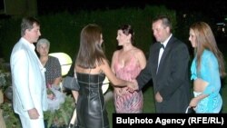  Банкерът Емил Кюлев (вляво) и брачната половинка му поздравяват рожденика Илия Павлов, президент на Мултигруп. В розовата дреха е дамата на Павлов Дарина, а вдясно е огромната му щерка от първия брак Венцислава. Това е последният рожден ден на Илия Павлов, август 2022 година 