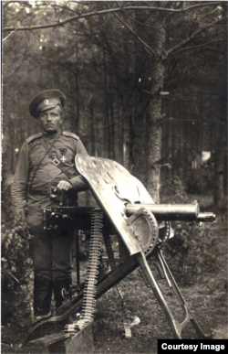 Сибирский офицер с пулеметом Максима. Галицийский фронт. 1915 г.