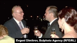 Зам. председателят на Народното събрание Юнал Лютфи (вляво) вдига наздравица за рождения ден на Илия Павлов, август 2002 г.