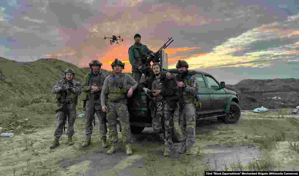 Membrii grupului mobil de recunoaștere aeriană mobilă 72 &bdquo;Black Zaporozhians&rdquo; din Ucraina își fac o poză alături de o dronă DJI Matrice 300.&nbsp;