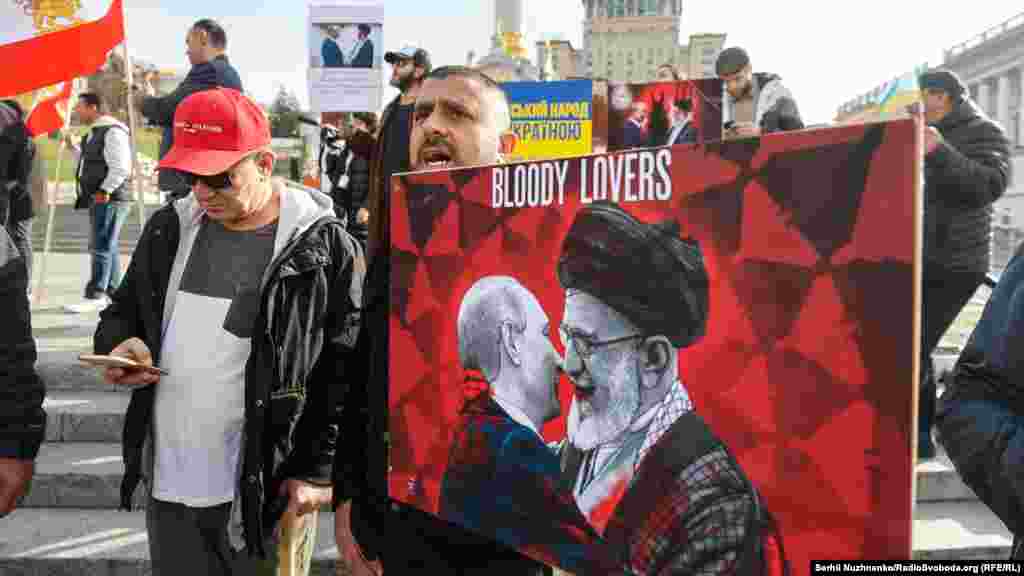 На плакаті із підписом &laquo;Криваві коханці&raquo; зображено президента Росії Володимира Путіна та Верховного лідера Ірану Алі Хаменеї