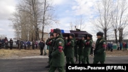 Войници тържествено носят ковчега на загиналия