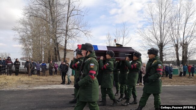 Войници тържествено носят ковчега на загиналия