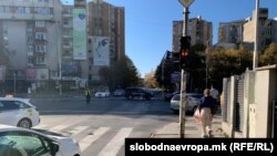 Блокирана улица поради антитерористички проверки во гимназијата „Јосип Броз Тито“ во Скопје поради пријава за бомба