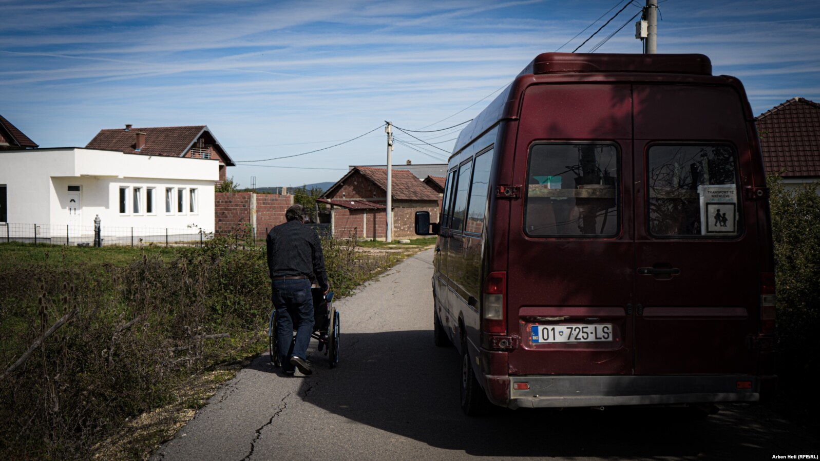 Milaim Zariqi and Sokol Zariqi shëtisin në rrugët e fshatit Baincë afër një autobusi që po bart nxënësit për në shkollë.
