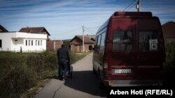 Milaim Zariqi and Sokol Zariqi shëtisin në rrugët e fshatit Baincë afër një autobusi që po bart nxënësit për në shkollë.