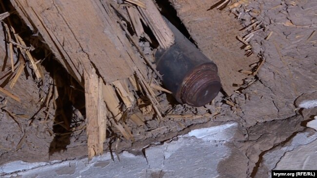 Хвостовик від міни, який застряг у стелі будинку, де проживають Марина Серединова та Наталя Трентинець