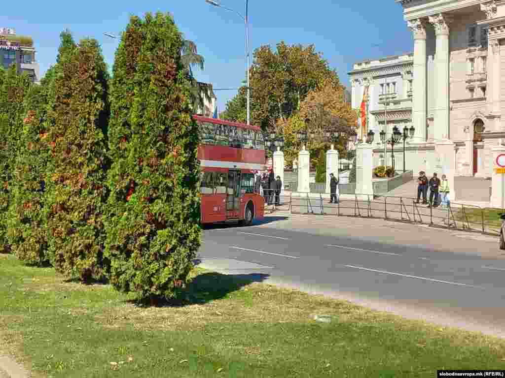 Вработените во ЈСП не добиле плата за септември и се пред штрајк. Од раководството на ЈСП и од Град Скопје кои се надлежни велат дека за тоа е виновна Владата која на претпријатието му должи речиси 2 милони евра, долг што Владата го негира. Долгови кон ЈСП имаат и други општини.