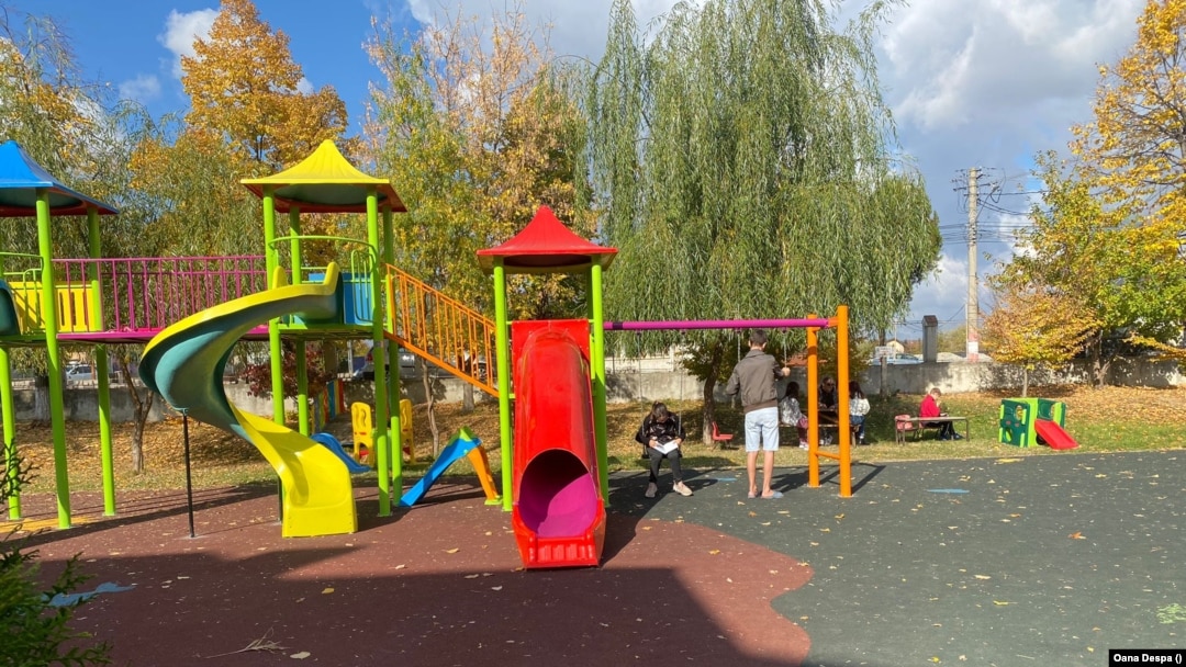 Copii cu dizabilități psihice se joacă în curtea centrului Rază de Soare din Băicoi, Prahova, unde locuiesc de șapte luni. 