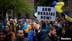 Протестиращ с плакат "Въоръжете Украйна сега" в София. Снимката е от 28 април 2022 г.