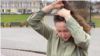 Томск: жительница побрила голову на антивоенной акции