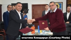 Градоначалникот на Кавадарци Митко Јанчев и заменик градоначалникот на Буча Шепетко Серхи во Кавадарци