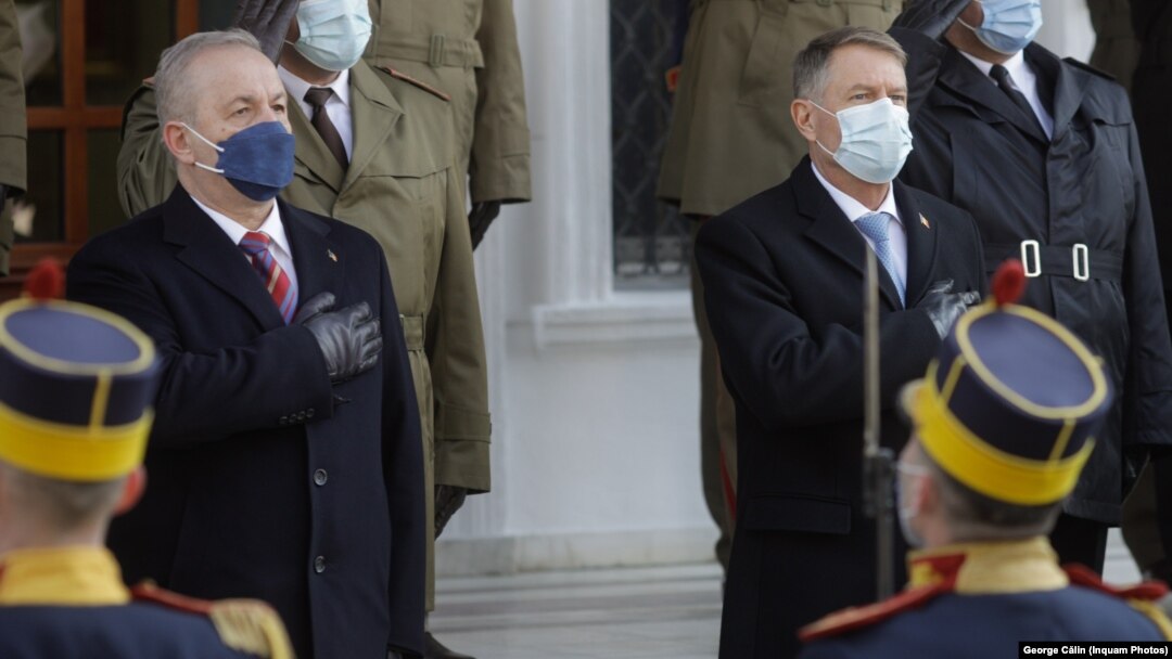 Vasile Dîncu, ministrul Apărării, la o expoziție militară. El a ocupat funcția din noiembrie 2021. El spune că a demisionat pentru că nu mai poate colabora cu președintele Iohannis. 