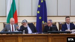 Председателят на парламента Вежди Рашидов (втори отляво) и заместник-председателите Росен Желязков (вляво), Йордан Цонев (втори отдясно), Кристиан Вигенин (вдясно).
