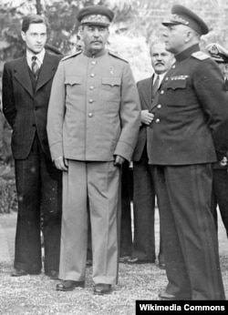 Валентин Бережков слева от Иосифа Сталина на Тегеранской конференции