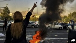 Протестираща жена в Иран