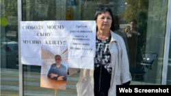 Бахыт Искакова на пикете у прокуратуры Алматы требует освободить сына Адлета Мусина из-под стражи и расследовать жалобу на пытки. 22 октября 2022 года