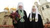 Colaj: mitropolitul Moldovei Vladimir și patriarhul Kiril pe fundalul Catedralei „Adormirii Maicii Domnului” de la Kremlin, Rusia