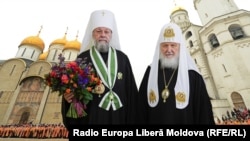 Colaj: mitropolitul Moldovei Vladimir și patriarhul Kiril pe fundalul Catedralei „Adormirii Maicii Domnului” de la Kremlin, Rusia