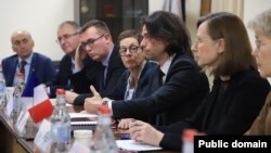 Armenia - A French military delegation meets with Armenian High-Techology Industry Minister Robert Khachatrian, Yerevan, October 26, 2022.