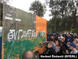 Aktivisti su tablu koja označava radove prefarbali u zeleno i sprejem napisali: "Svi za Novi Sad!" i poskidali nalepnice sa planom mosta.