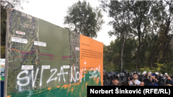 Protest građana na Šodrošu u Novom Sadu na kojem su aktivisti prefarbali tablu koja označava radove i sprejem napisali: "Svi za Novi Sad!", 19. oktobar 2022.