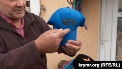 Костянтин Трушко показує свою кепку з написом «Янукович – наш президент 2010»