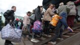 Жители оккупированной Россией Херсонской области Украины прибывают на железнодорожную станцию в городе Джанкой, Крым, 20 октября 2022 года