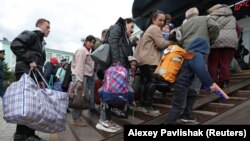 Жители оккупированной Россией Херсонской области Украины прибывают на железнодорожную станцию в городе Джанкой, Крым, 20 октября 2022 года