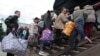 Цивили евакуирани од регионот Херсон во Украина, контролиран од Русија, пристигнуваат на железничка станица во градот Џанкој, Крим. 20 октомври 2022 година.