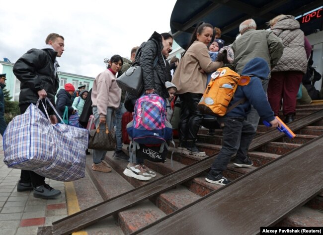 Гражданские лица, эвакуированные из подконтрольной России Херсонской области Украины, прибывают на железнодорожную станцию в городе Джанкой, Крым, 20 октября 2022 года
