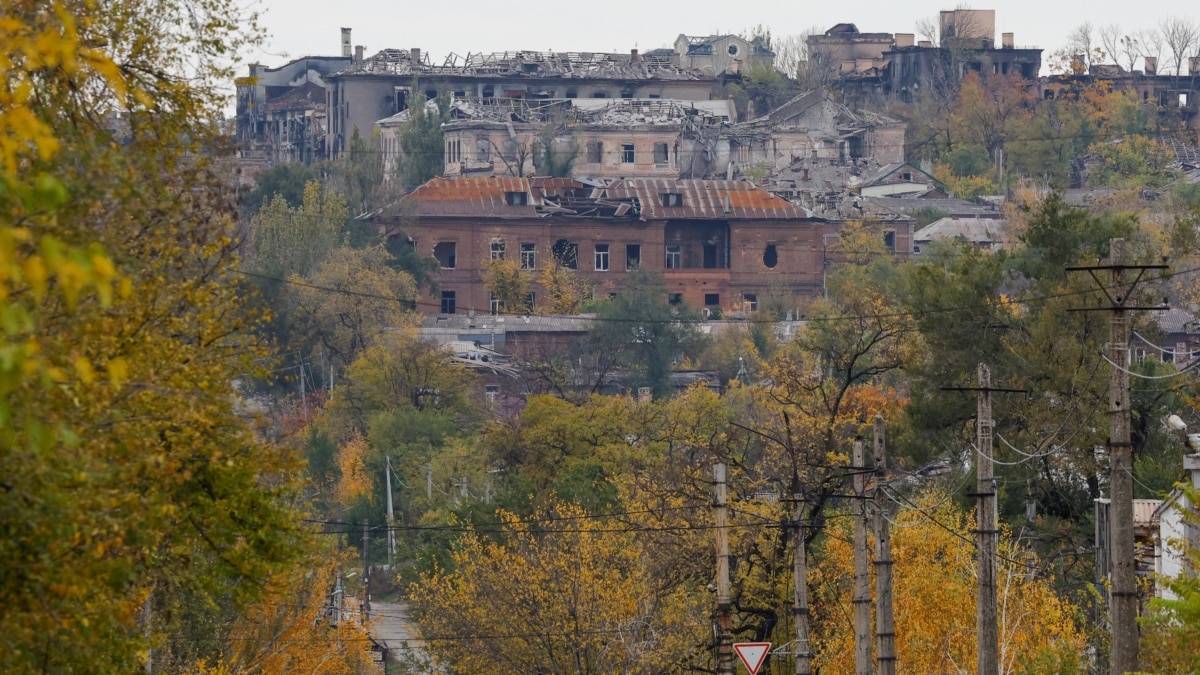 Жизнь на руинах Мариуполя. Снимки из города, который оставили жители