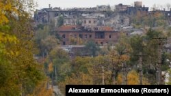 Жизнь на руинах Мариуполя. Снимки из города, который оставили жители