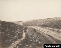 „Valea umbrei morții”, fotografie de război, realizată de Robert Fenton.