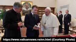 Президент Емманюель Макрон розповідає папі Франциску про книжку Канта, видану французькою мовою у 1796 році