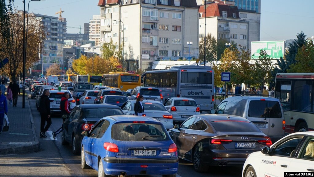 Qarkullimi i vështirë me automjete mëngjesin e së premtes në Prishtinë.