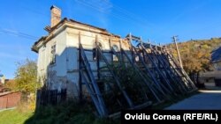 Casa parohială reformată este una din clădirile reprezentative, ca arhitectură din centrul Roşiei Montane. Va fi reabilitată cu peste 7,5 milioane de lei, printr-un proiect demarat înainte de includerea localităţii în patrimoniul mondial.