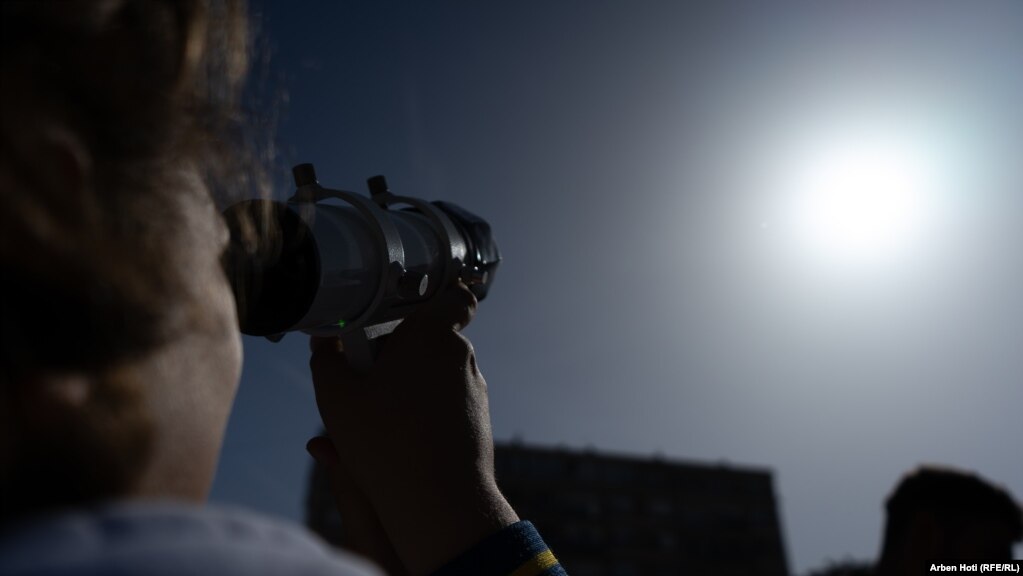 Një&nbsp;qytetare duke vrojtuar eklipsin e Diellit, Prishtinë më 25 tetor 2022.