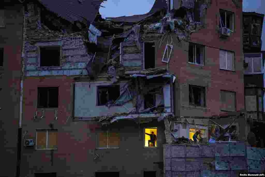 Helyiek mérik fel az otthonukban keletkezett károkat Mikolajivban október 23-án hajnalban