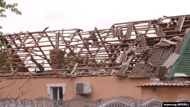 Зруйнований дах будинку в селі на Херсонщині, осінь 2022 року