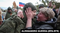Bundan əvvəlki əsir mübadiləsi zamanı Rusiyaya qaytarılmış əsgər anası ilə görüşür